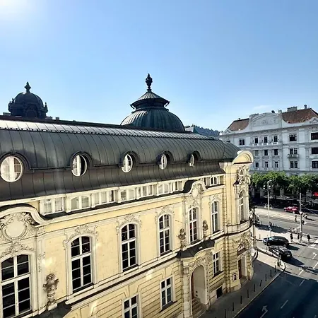 Apartament Luxury Parisian Designed 3-bedroom Gem In Heart Of Budapeszt